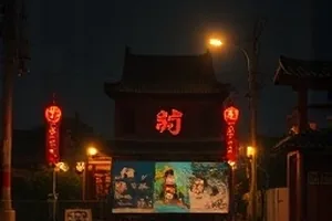 《电子厂来信》流水线工位与手写信纸的对照镜头