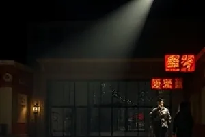 《山海关以北》雨夜货运车头灯照亮收费站的画面