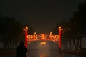 《低空飞行》少年在天台放飞纸飞机的青春镜头